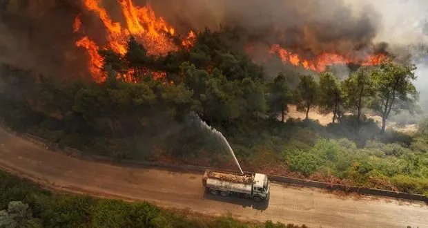 حرائق جبل التركمان تتفاقم: الرياح العاتية تعيق جهود الإطفاء وتوسع رقعة النيران