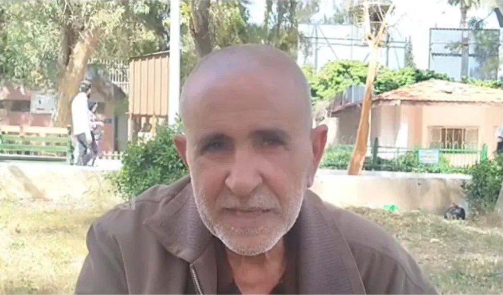 درعا: والد لخمسة شهداء يواجه الملاحقة القضائية والتهديدات بعد اتهامه جلاد ابنه