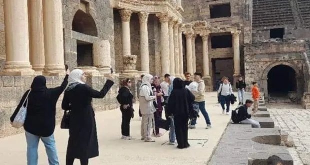 بصرى الشام تستعيد بريقها: إقبال سياحي متزايد على المدينة الأثرية