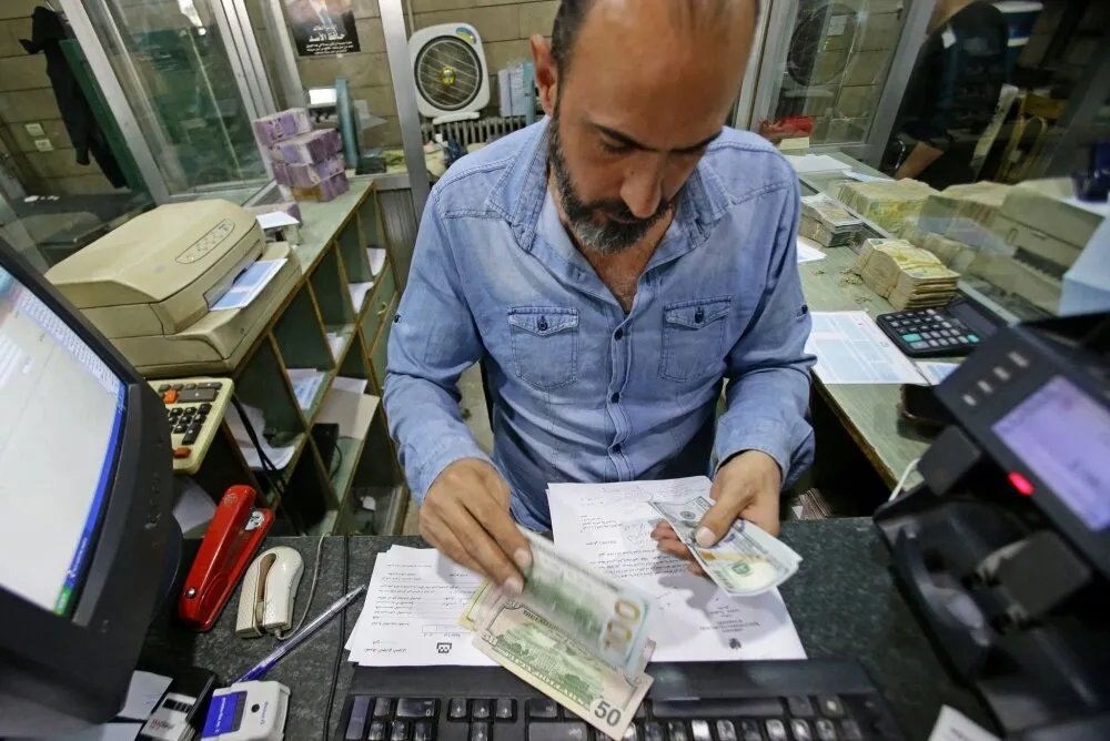 هبوط مفاجئ للدولار في سوريا: هل هو تحسن حقيقي أم فقاعة مضاربة؟