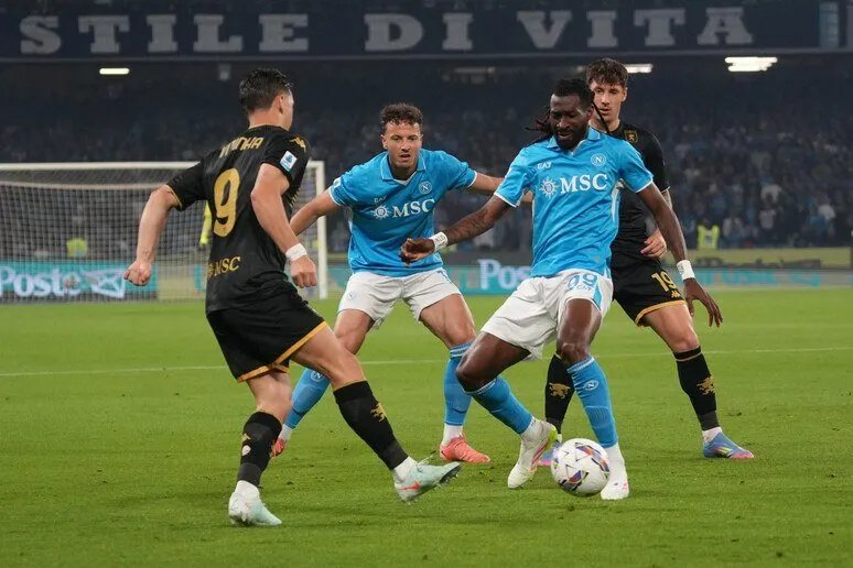 جنوى يُشعل صراع الكالشيو: تعادل مثير يُعيد المنافسة بين نابولي والإنتر إلى نقطة الصفر!