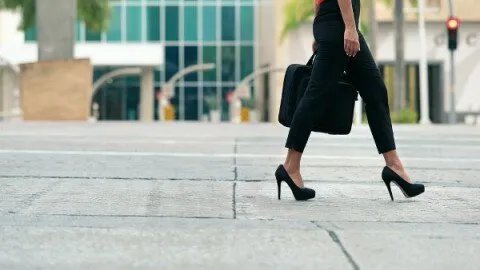 أسرار الأناقة في خطواتك: دليل شامل لإتيكيت المشي للرجال والنساء