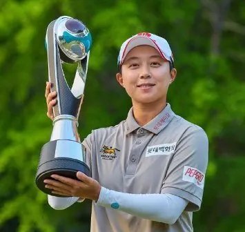 هيو جو كيم تتألق وتحافظ على لقب بطولة أرامكو كوريا وسط دعم جماهيري حافل