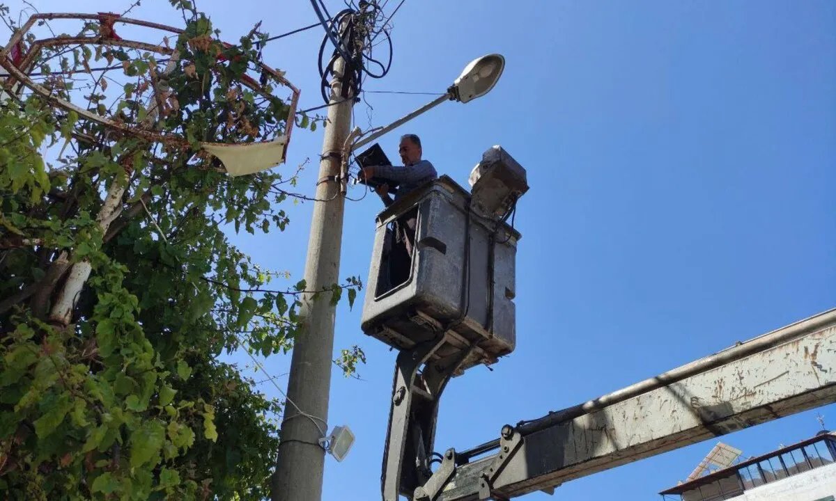 أزمة كهرباء خانقة في اللاذقية: نقص الوقود واعتداءات على الشبكة يفاقمان معاناة السكان