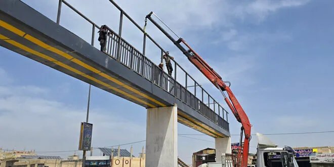 الدفاع المدني يركب جسور مشاة جديدة على طريق سرمدا - إدلب لحماية المدنيين