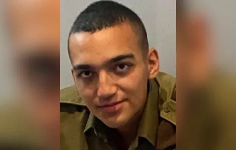 حماس تسلم رهينة إسرائيليًا أمريكيًا للصليب الأحمر وإسرائيل تصر على استمرار القتال