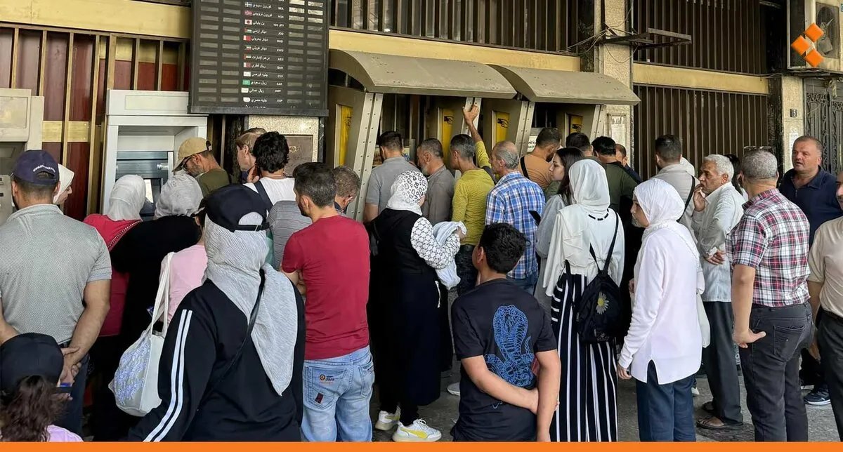 أزمة السيولة وتأخر الرواتب يفاقمان الازدحام على صرافات المصرف العقاري في دمشق
