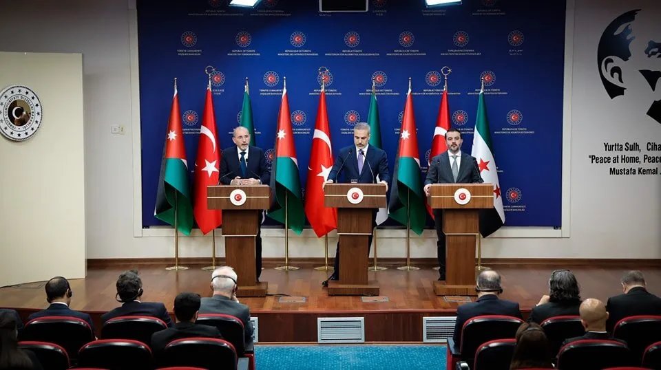 قمة ثلاثية في أنقرة: سوريا وتركيا والأردن يتفقون على شراكة لإعادة الإعمار ورفض التدخلات الإسرائيلية