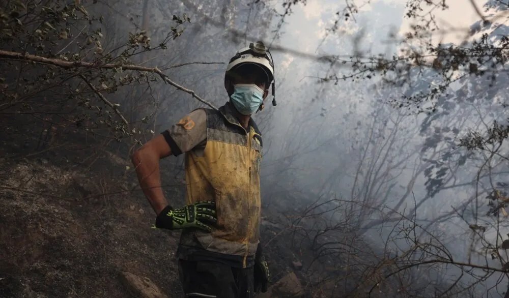 لليوم السادس: جهود مكثفة للسيطرة على حرائق جبل التركمان رغم الظروف الصعبة