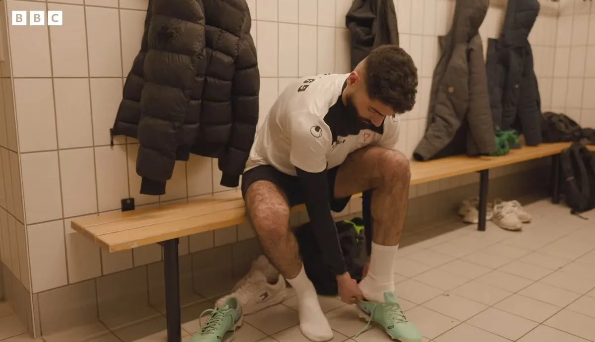 قصة ملهمة: لاجئ سوري يحول ملاعب ألمانيا إلى منصة لتحقيق حلمه النجومية