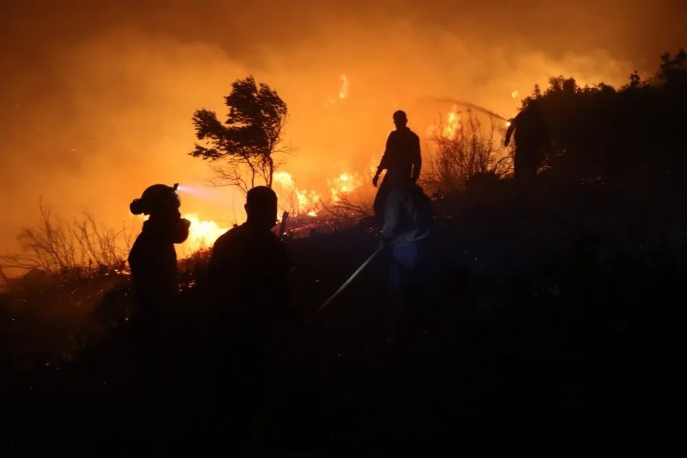 حرائق هائلة تشتعل في حماة واللاذقية والدفاع المدني يكافح وسط صعوبات جمة