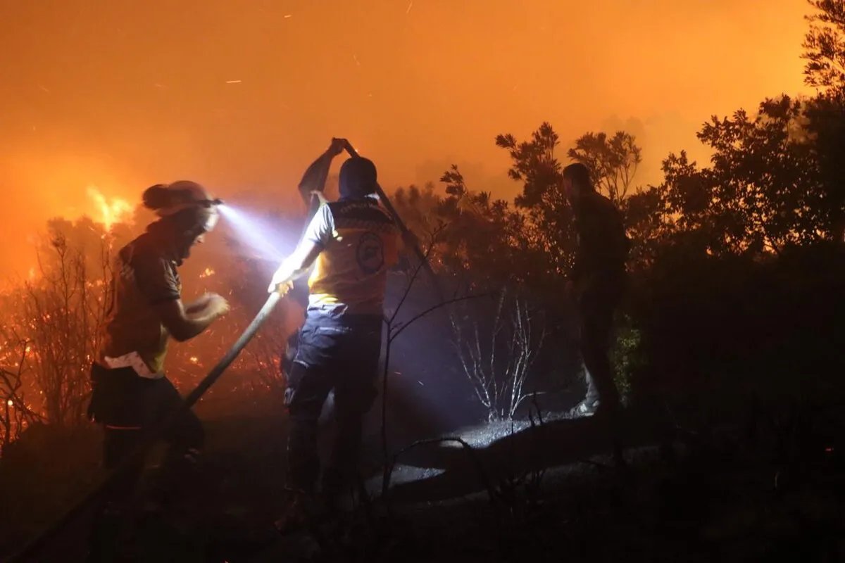 بعد ستة أيام من الجهود: فرق الإطفاء تسيطر على حرائق حماة وتواصل مكافحة النيران في اللاذقية