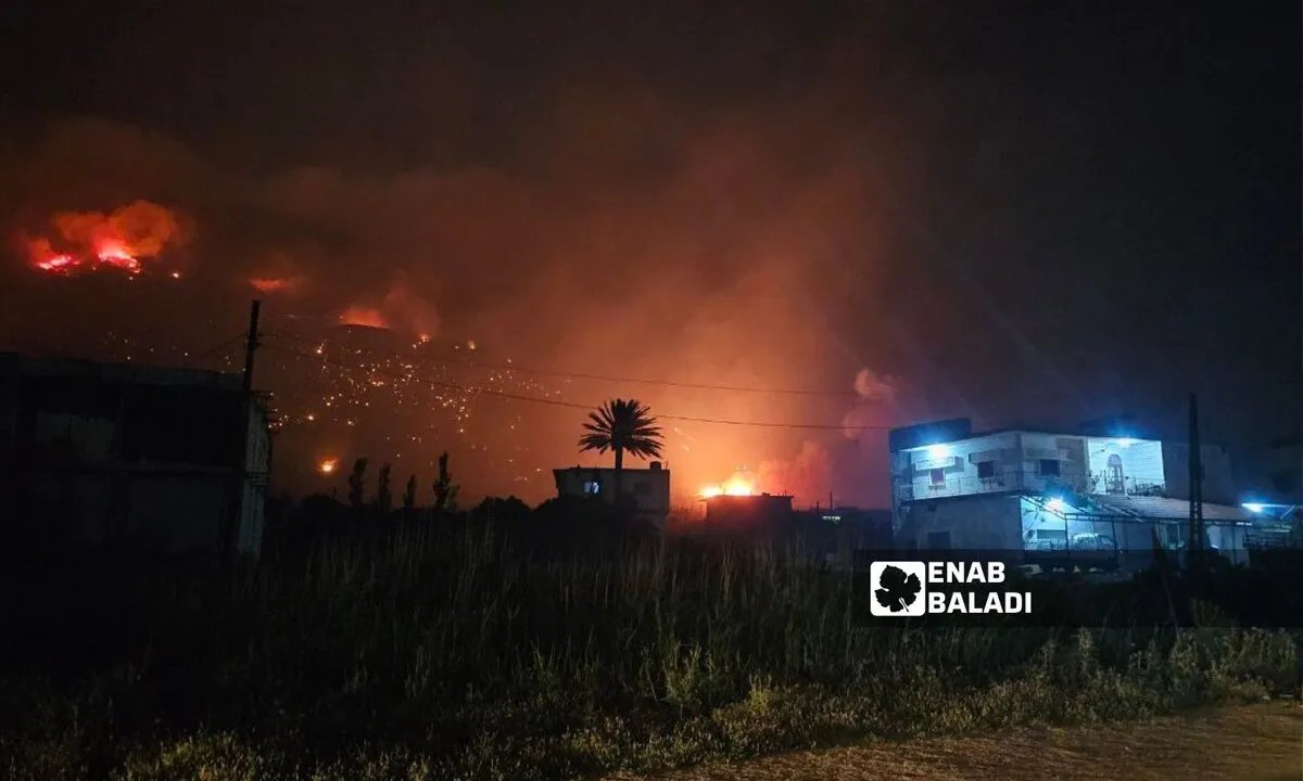 فرق الإطفاء تكافح حرائق واسعة في ريف حماة واللاذقية وسط تحديات وصعوبات