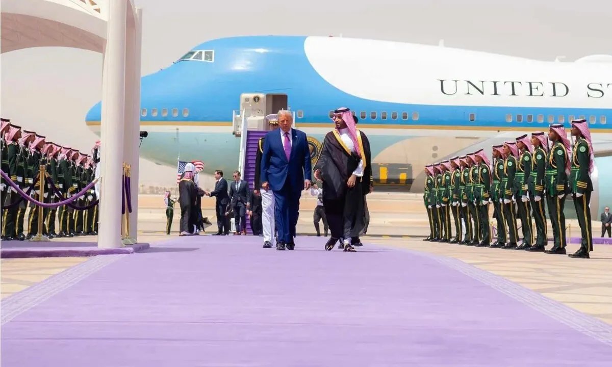 ترامب يبحث ملف سوريا في السعودية: هل ترفع العقوبات وتلتقي الأسد؟