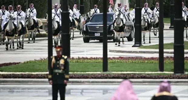 السجادة البنفسجية: لماذا استقبلت السعودية ترامب بها وما دلالات هذا اللون؟