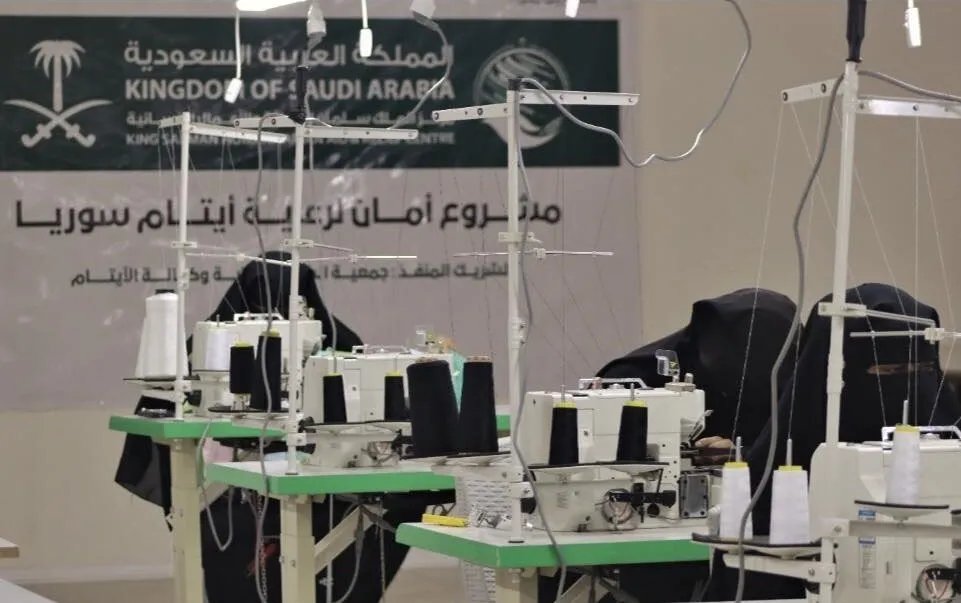 مركز الملك سلمان للإغاثة يدعم الأمهات السوريات: دورة خياطة حديثة لـ 20 امرأة في الراعي