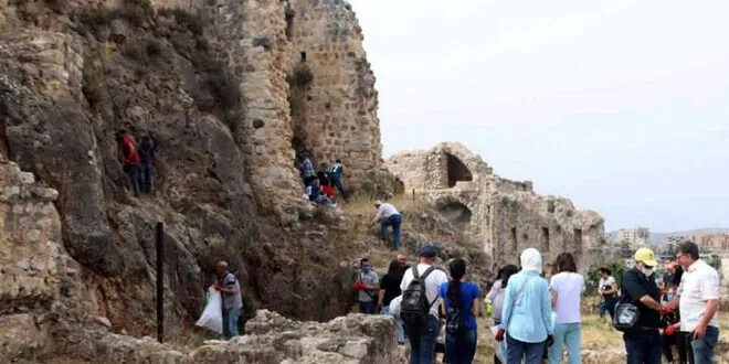 متطوعون يحيون قلعة مصياف الأثرية بحملة تنظيف شاملة