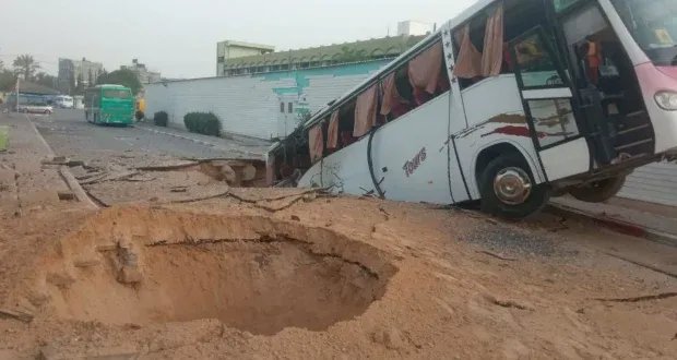 غزة: غارة إسرائيلية على مجمع تحت مستشفى أوروبي تستهدف قياديًا في حماس وسط أنباء عن سقوط قتلى وجرحى