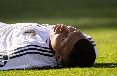 باريس سان جيرمان يطالب مبابي بتعويض ضخم: تفاصيل النزاع المالي والقانوني