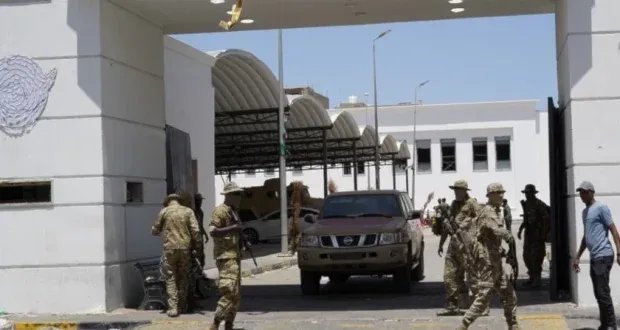 طرابلس تغرق في الفوضى: اشتباكات عنيفة تودي بحياة مدنيين وفرار جماعي للسجناء