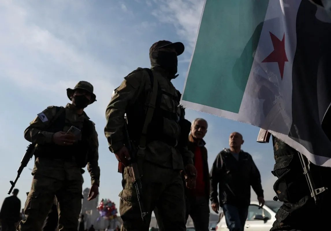 تقرير يكشف: "قسد" تعزز وجودها العسكري في حلب بأكثر من ألف عنصر رغم الانسحاب المعلن