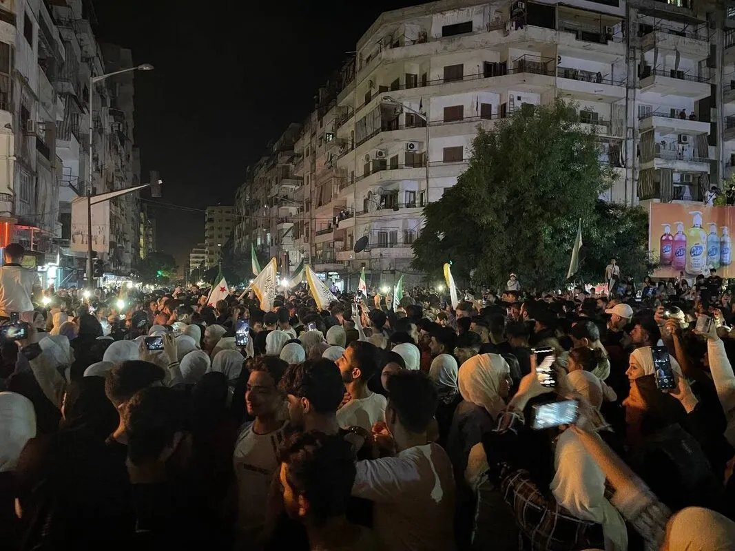 فرحة عارمة في سوريا بعد إعلان رفع العقوبات الأمريكية: هل تبدأ صفحة جديدة؟