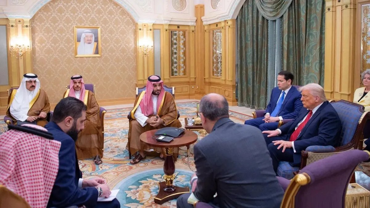 ترامب يفاجئ العالم بدراسة تطبيع العلاقات مع سوريا بعد لقاء الشرع في الرياض