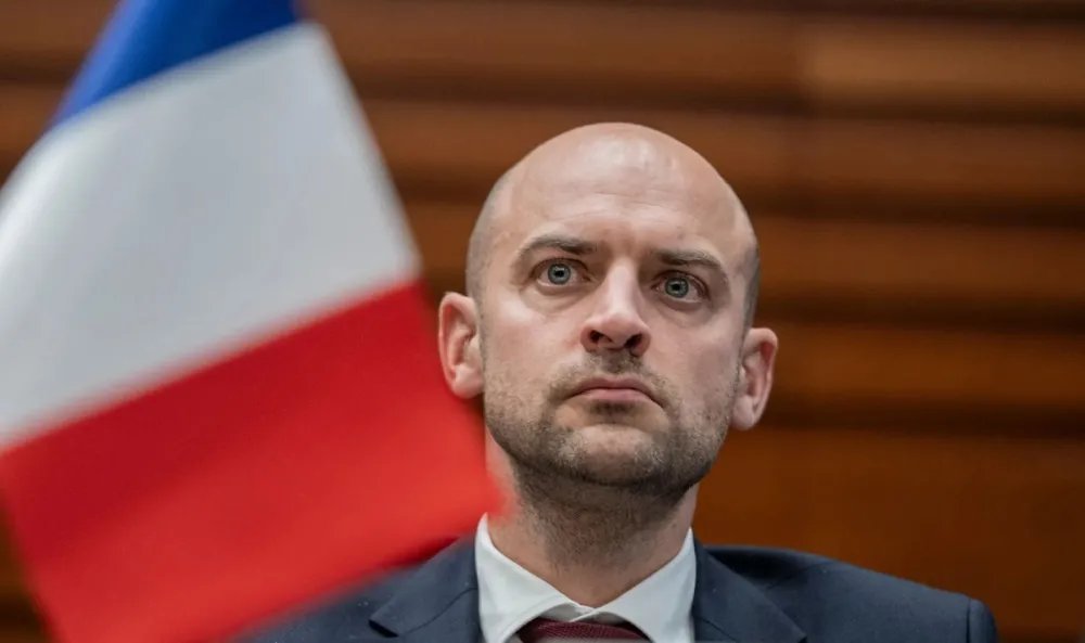 باريس ترد بالمثل: فرنسا تطرد دبلوماسيين جزائريين بعد قرار مماثل من الجزائر