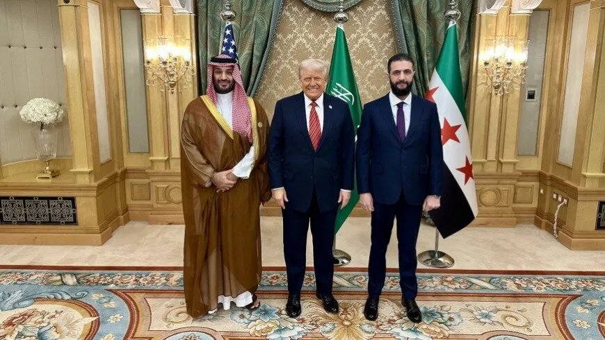 ترامب يفاجئ العالم برفع العقوبات عن سوريا بعد لقاء تاريخي مع مسؤول سوري رفيع