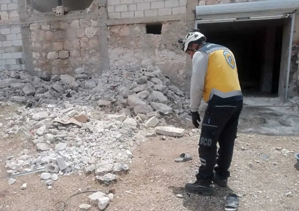 مأساة في سراقب: لغم من مخلفات الحرب يصيب ثلاثة مدنيين بينهم أطفال