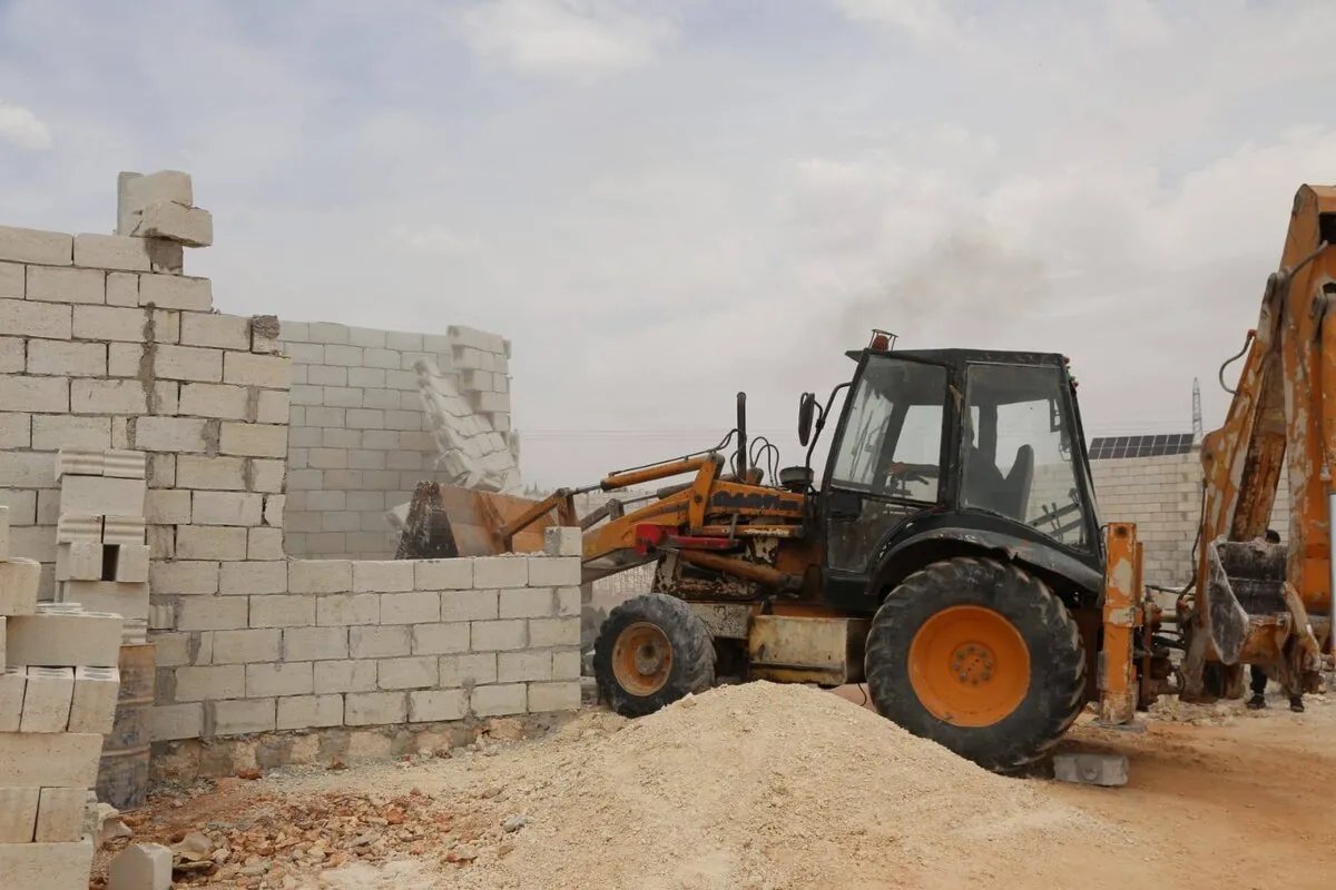حملة مكثفة لإزالة مخالفات البناء العشوائي غرب حلب: ردع للمخالفين وحماية للأراضي