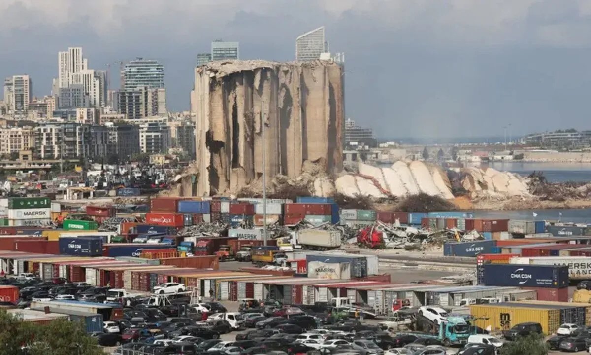 تحذيرات من استغلال "حزب الله" لمرفأ بيروت لتهريب الأسلحة بعد تعثر الإمدادات البرية