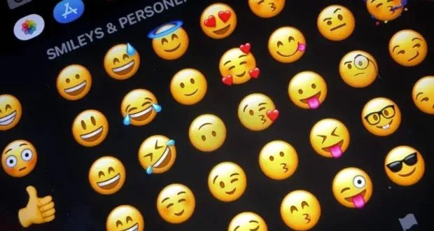 احذر! استخدام هذا الإيموجي قد يسيء فهمك: معاني الرموز التعبيرية تتغير بين الأجيال