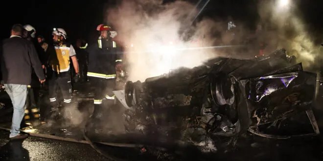 إصابات وحريق: حادث مروع على طريق حمص القصير يشعل سيارتين