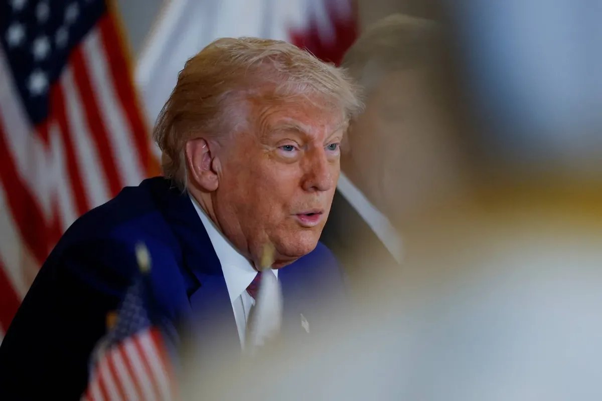 ترامب يربط التقدم في محادثات أوكرانيا بلقاء بوتين ويصف زيلينسكي بـ"أعظم بائع"