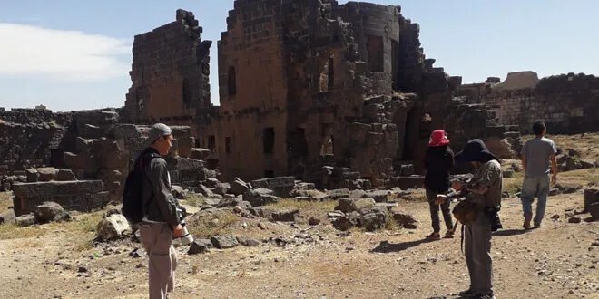 بصرى الشام تستقبل سياحاً من حول العالم: إعجاب بالتاريخ ودعوات لدعم الترميم