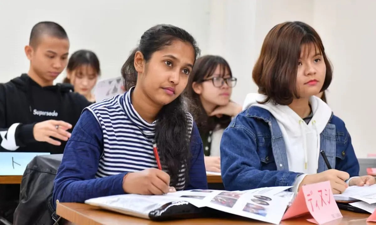 فرصتك للدراسة في الخارج: منح دراسية من اليابان وإيطاليا وكازاخستان للطلاب السوريين