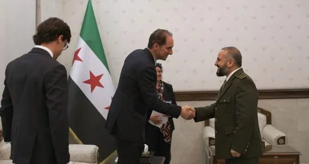 وزير الدفاع السوري يبحث مع الملحق العسكري البريطاني تعزيز الاستقرار الإقليمي وبناء الجيش