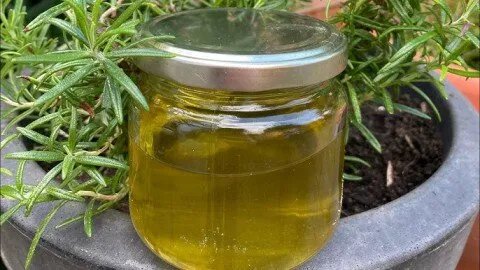 اكتشفي سر الروزماري: زيت إكليل الجبل لشعر أكثر كثافة وصحة – فوائد مثبتة وطرق استخدام