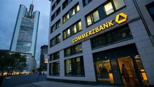 كومرتس بنك الألماني يتفق على تسوية لشطب 3900 وظيفة: خطة للتقاعد المبكر وتعويضات مالية