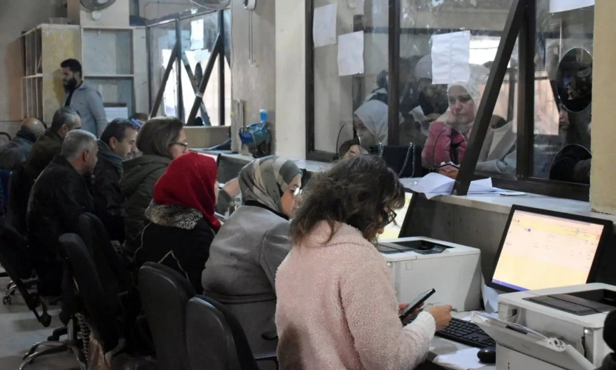 تجديد إجازات العاملين في سوريا: الحكومة تمدد الإجازات المدفوعة الأجر لثلاثة أشهر إضافية وسط مخاوف من الترهل الإداري