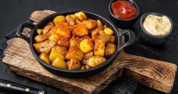 أشهى المقبلات الشامية: طريقة عمل البطاطس الحارة في دقائق
