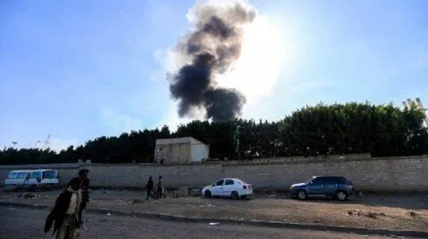 تصعيد خطير: غارات إسرائيلية تستهدف موانئ يمنية وتهديدات باغتيال الحوثي وسط توعد بالرد