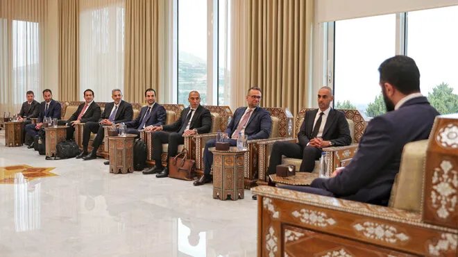 الرئيس الشرع يبحث مع مستثمرين كويتيين فرص الاستثمار في البنية التحتية والاتصالات بسوريا