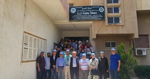 طلاب زراعة درعا يتفقدون أحدث تقنيات الزراعة المستدامة في محطة أكساد بأزرع