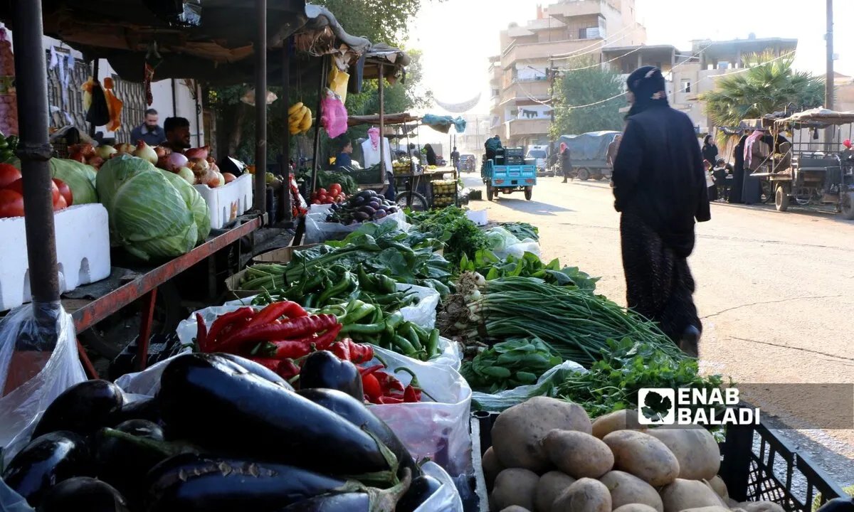 في رأس العين وتل أبيض: البسطات ملاذ العائلات في ظل الأزمة الاقتصادية وتنافس التجار