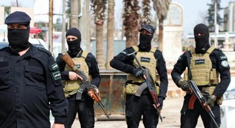 إحباط كارثة على طريق حلب-دمشق: الأمن السوري يفكك حافلة مفخخة قرب سراقب