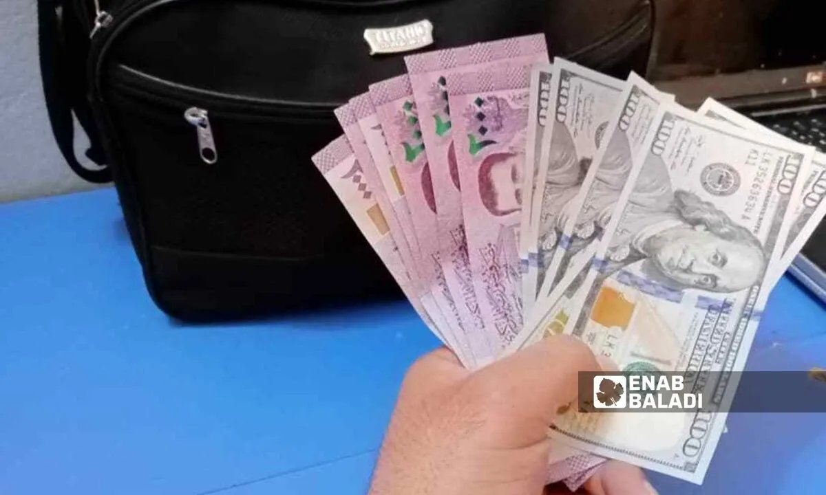 الليرة السورية تهوي مجددًا أمام الدولار رغم رفع العقوبات: ما الأسباب والتوقعات؟