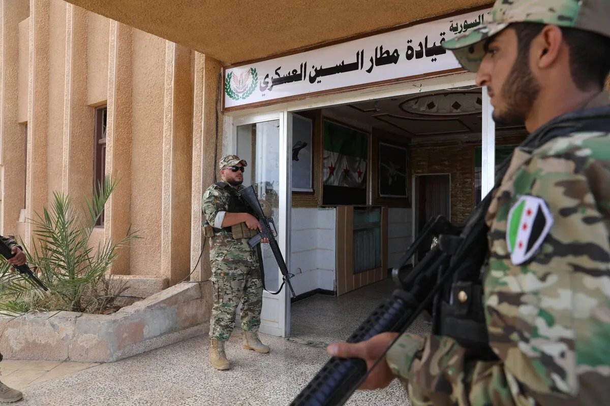 جيش سوريا الحرة يؤكد استمرار حماية مطار السين العسكري بريف دمشق ومنع داعش من الوصول للأسلحة