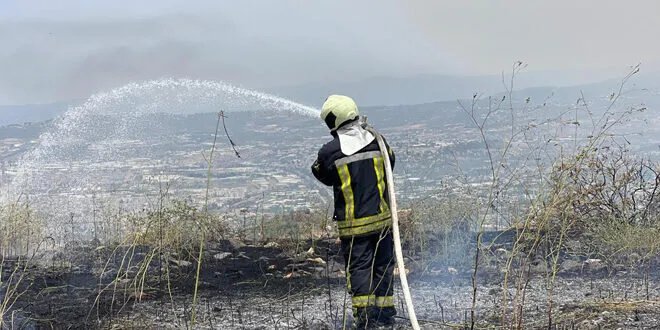 الدفاع المدني يكافح حريقًا قرب قلعة المرقب في بانياس وسط صعوبات في الوصول
